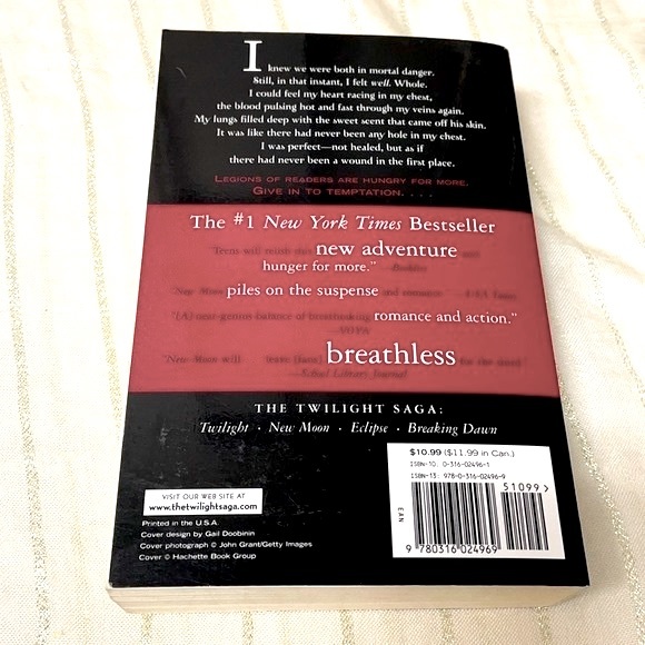 🎉Free w/ Bundle New Moon Paperback - Picture 2 of 4